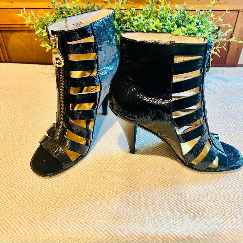 Michael Kors Blaze Black
Patent Leather Booties Open-toed Gold Zipper SZ 8 1/2 .